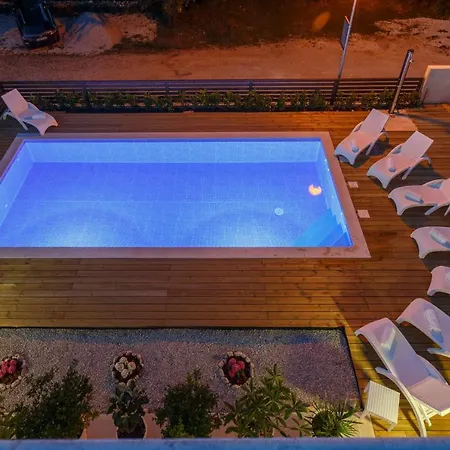 Apartmán Laura With Pool Nr. 2 *