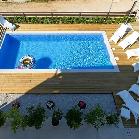 Laura With Pool Nr. 2 *